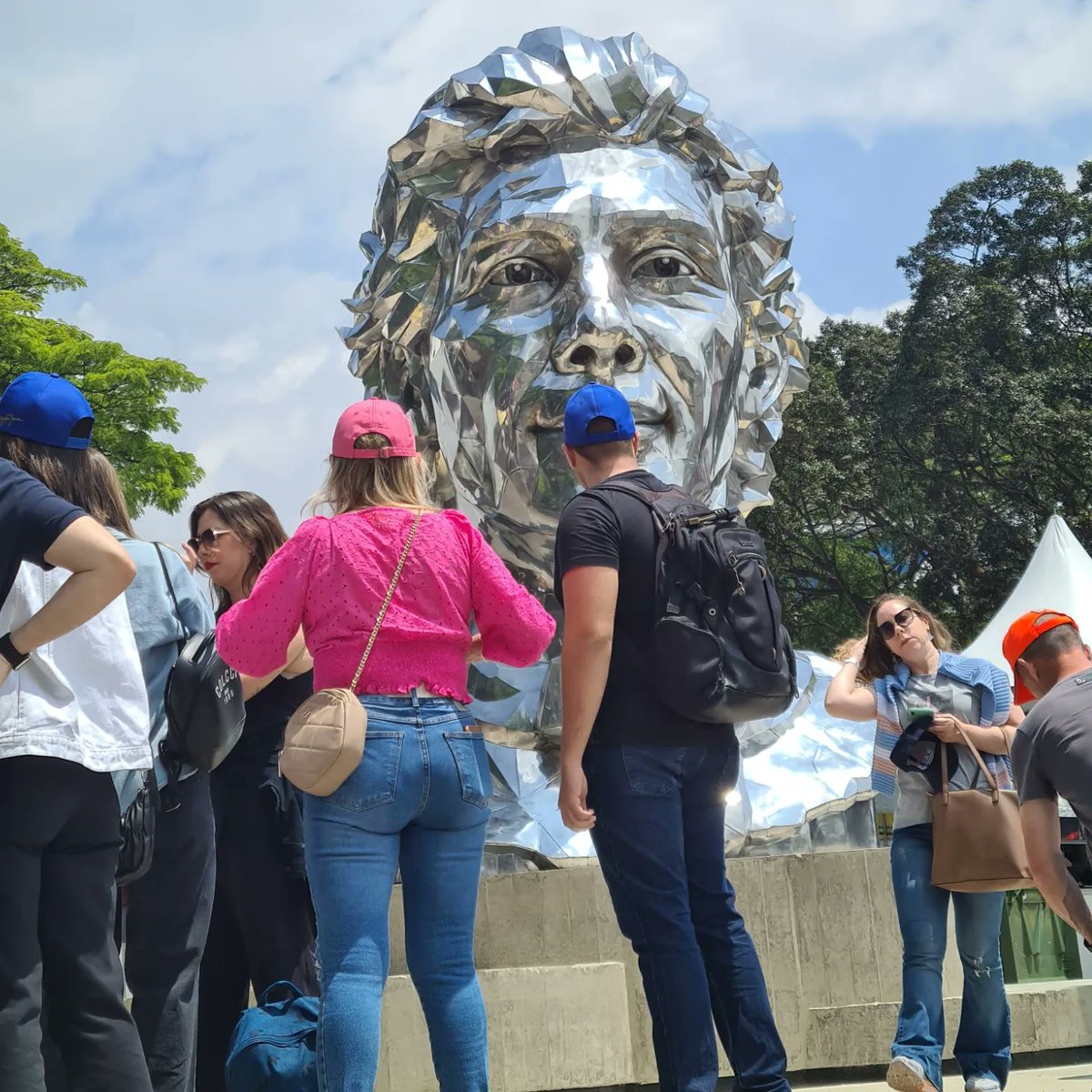 maquinaesporte's tweet photo. 🇧🇷 O busto em homenagem a Ayrton Senna é a maior atração na Arquibancada A enquanto os carros não vão para a pista.

@gpbrasilf1

#máquinadoesporte #fórmula1 #f1 #F1SP https://t.co/0LCDBFxmWy