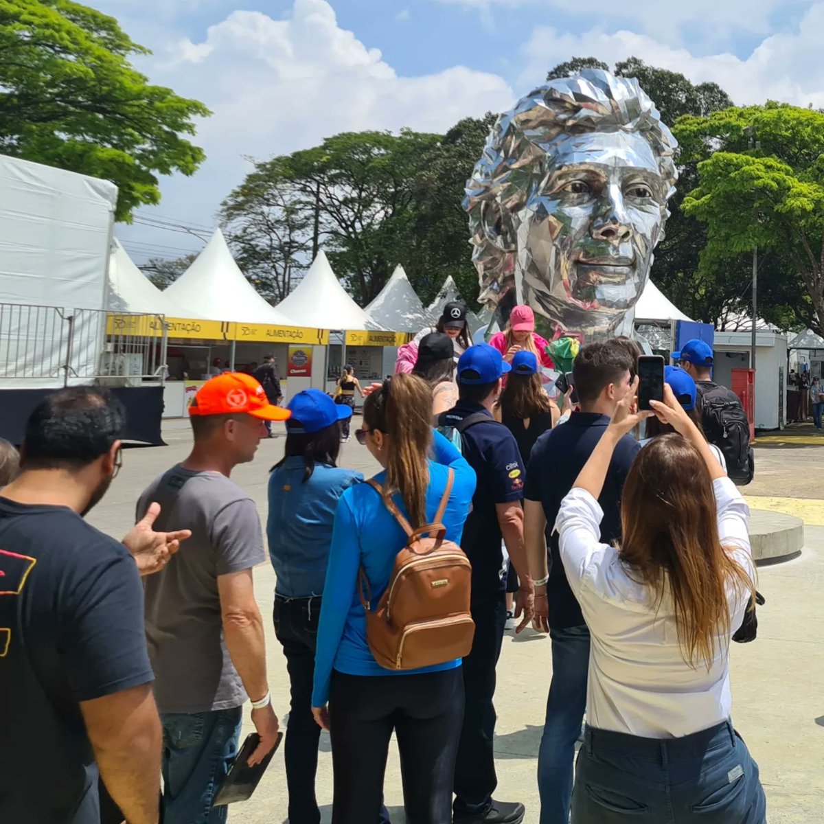 maquinaesporte's tweet photo. 🇧🇷 O busto em homenagem a Ayrton Senna é a maior atração na Arquibancada A enquanto os carros não vão para a pista.

@gpbrasilf1

#máquinadoesporte #fórmula1 #f1 #F1SP https://t.co/0LCDBFxmWy