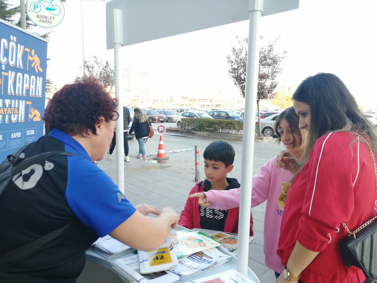 AFAD_Ankara's tweet photo. 🗓️ 12 Kasım, Cumartesi günü
🕖 Saat 18.57’de
📍 Tüm Türkiye
#çökkapantutun Deprem Anı Tatbikatı’nda buluşuyoruz!
#cepaavm ve #optimumavm de vatandaşlarımızda bizimle…
Haydi Türkiye, Haydi #Ankara
Aynı gün, aynı saatte;
Çök-Kapan- hayata -Tutun https://t.co/grE2PGLiCm