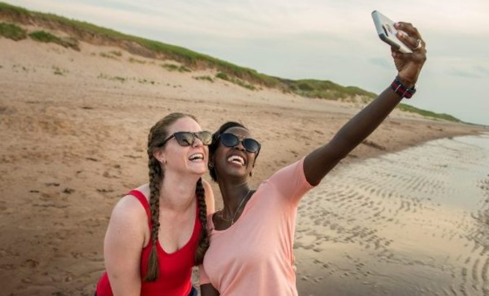 When you take a photo of yourself, that’s a selfie. When you take a photo of the coast, that’s a Coastie! 📸

🏞️Take a photo and upload it to help researchers monitor the impacts of climate change in @ParksCanada  ➡️bit.ly/OWCToolkitsPar…

#ParksCanadaConservation