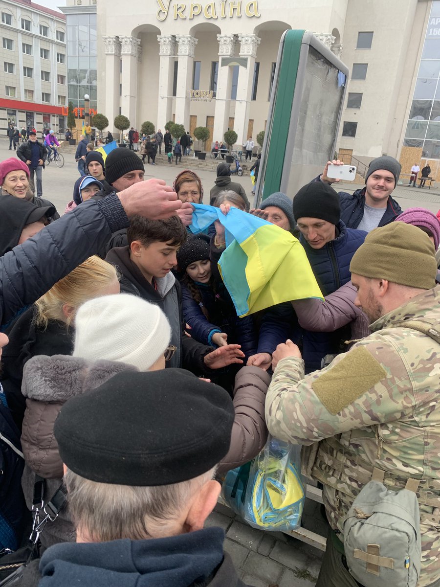 nemapovnovazhen's tweet photo. Паша привіз прапорів України херсонцям, стояла черга, роздав пару десятків за 30 секукнд, я навіть не встиг нормально щось сфоткати для твітер-громади — це просто сльози. Брат Петриченко❤️🖤 https://t.co/Vq7lsFx4Xi