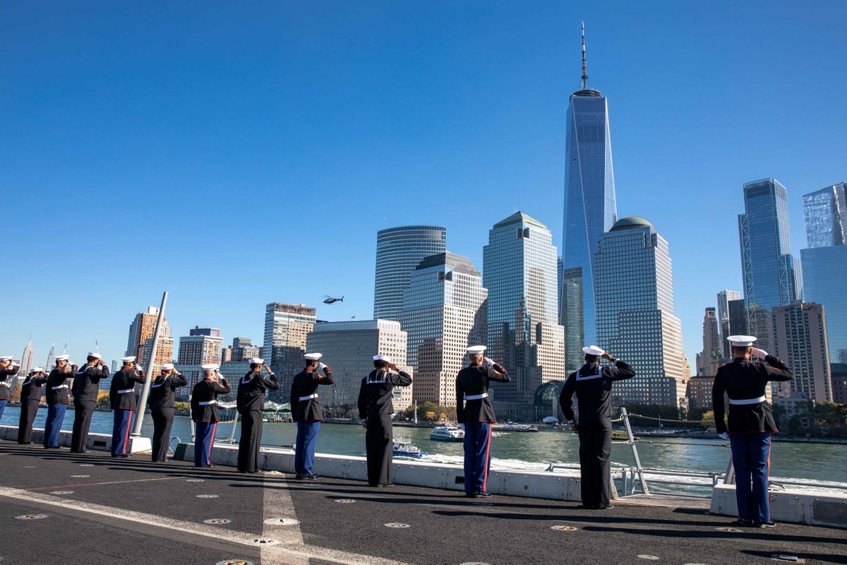 USNavy's tweet photo. Welcome to the Big Apple! 🍎 

#USSArlington (LPD 24) arrives in #NewYork.

Arlington Sailors and Marines participate in events in and around New York City during the week-long Veterans Day New York celebration to honor the service and sacrifice of the nation’s veterans. https://t.co/2Jzs7NnlNQ