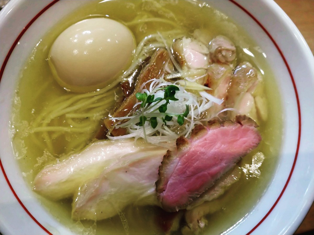 ramen36524's tweet photo. 麺処ほん田 東十条店 特製鶏蕎麦塩 水曜特別営業。博多地鶏をメインとした黄金色のスープはとても美味。チャーシューも鶏ももとむね、鴨と鶏づくし。 #東十条 #ラーメン #ramen https://t.co/5ZgLwppC5z
