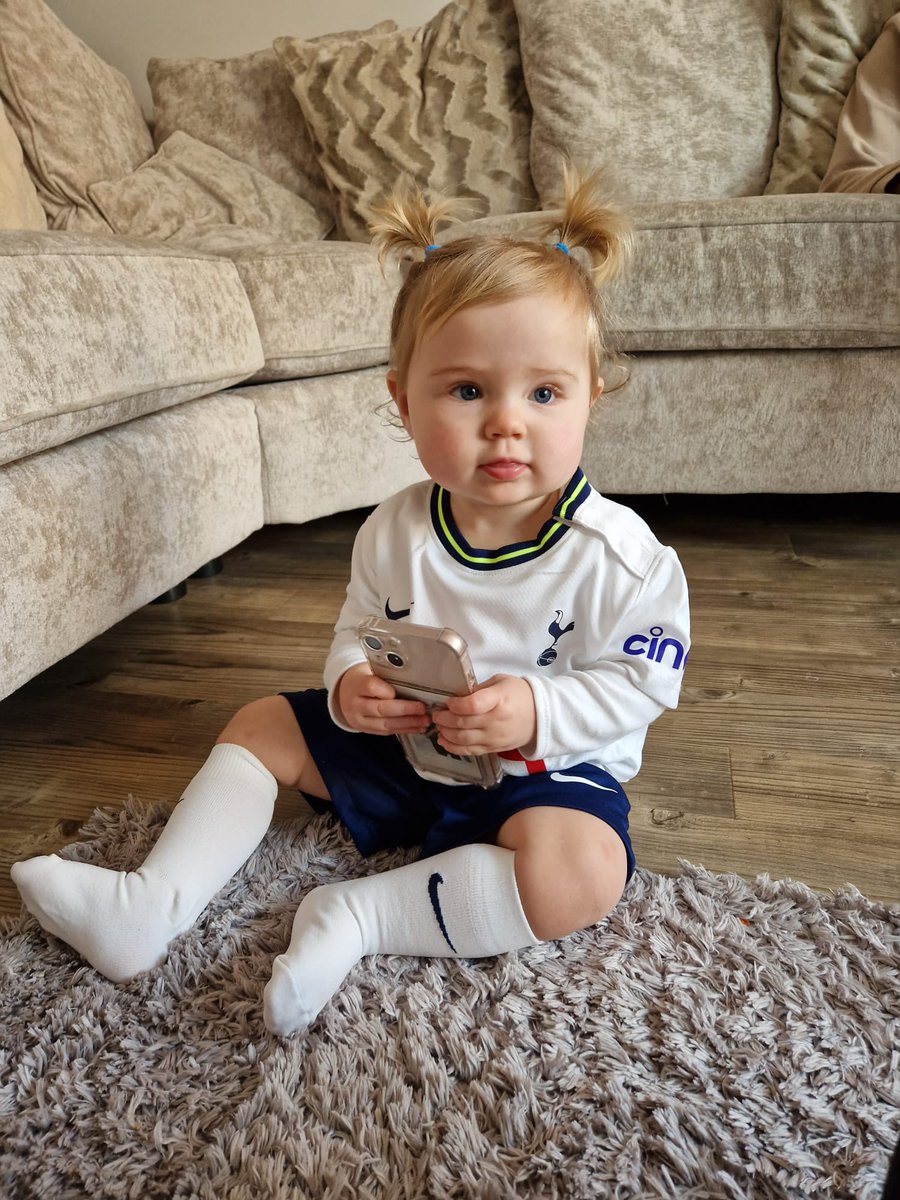 VickyBrownjohn's tweet photo. Match Day Ready!! @SpursOfficial @SpursStadium #COYS https://t.co/cbp7fXmls0