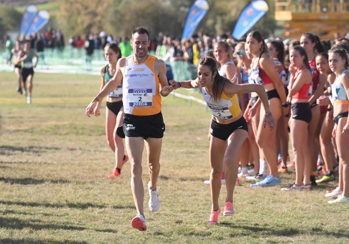 atletismoFNAF's tweet photo. 💥💥💥 @PamplonaAt 💥💥💥
CAMPEONES DE ESPAÑA 🇪🇦 DE CROSS RELEVOS MIXTO.
Kader+Alicia+Javi+Maitane 🥇🥇🥇🥇
e Ignacio Santamaría (coach).
Que tal vuestro sábado? 😎😍☺️
📸: Ricardo Ordóñez https://t.co/RxqSvs9vYQ