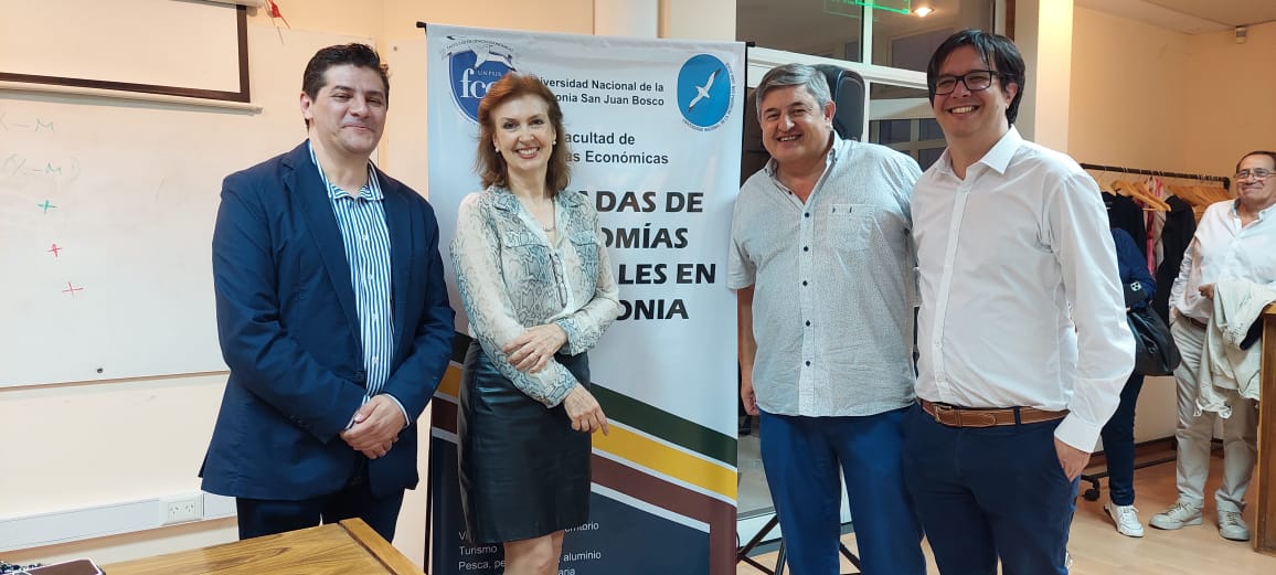 walterfgomez's tweet photo. #GRACIASTOTALES a @FCE__UNPSJB x dejarme participar en VII JORNADAS DE ECONOMIAS REGIONALES , gracias al #CPCECH, gracias a @DianaMondino por su claridad y amabilidad en explicacion s/la economia argenta y mundial,tambien a todos los disertantes y en especial a los jovenes !! https://t.co/1tJtvub1Ak