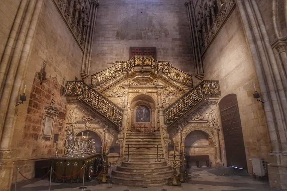 Burgosenelmundo's tweet photo. VENTE a #Burgos
porque #BurgosDestinodeEnsueño 
#Burgosenelmundo te muestra #Burgospordescubrir #BurgosParaiso
Escalera Dorada de la Catedral de #Burgos
Por @gaelchasingtrails https://t.co/prW1DLLZBj
