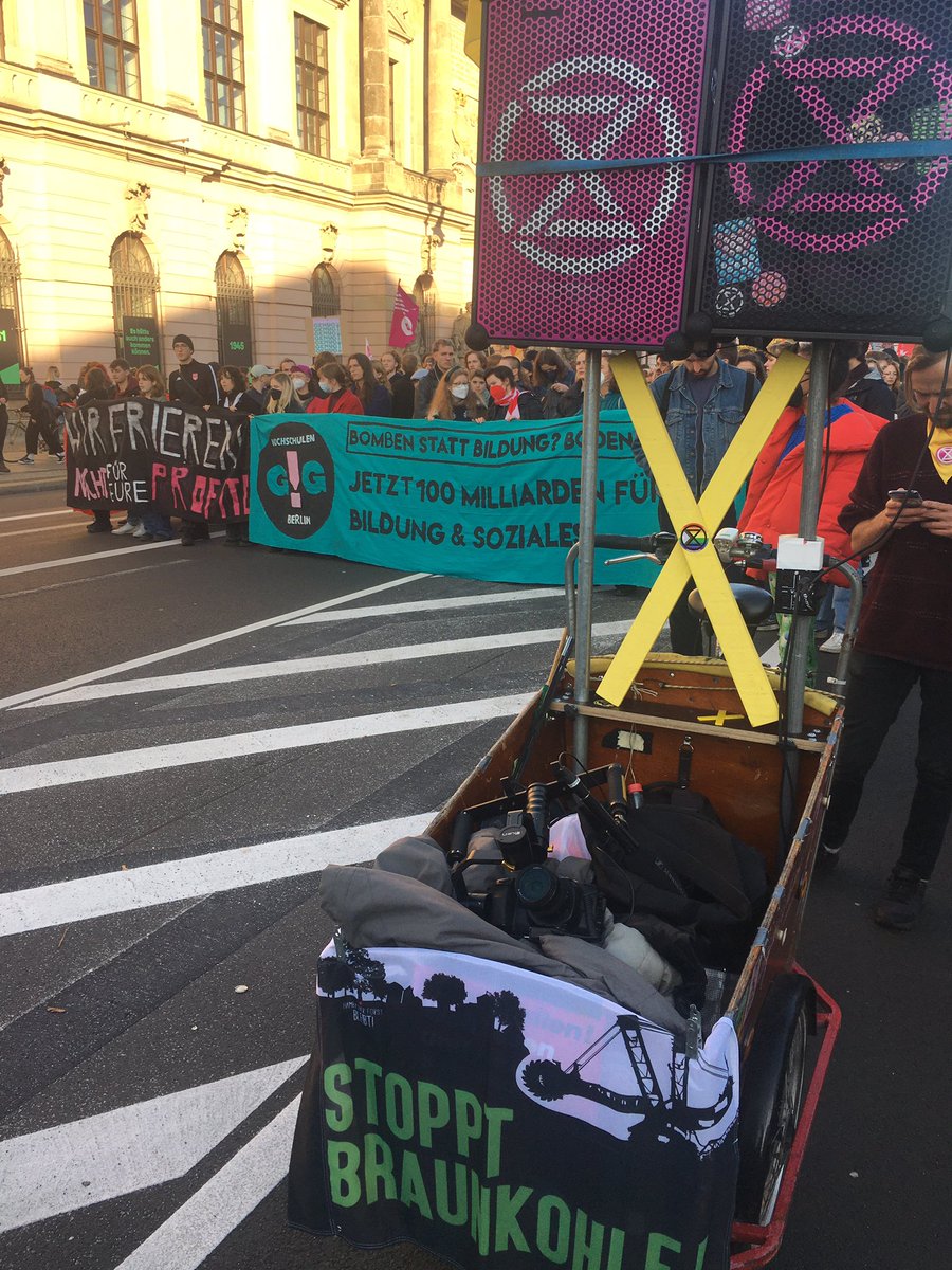 Zusammen mit ca. 7000 Menschen sind wir in Berlin bei der großen #Umverteilen-Demonstration, um für die dringend nötige ökologische &amp; soziale Wende zu protestieren.

Die Strom- und Gaspreise steigen gerade ins Unbezahlbare, während fossile Konzerne Übergewinne machen. #b1211

1/2
