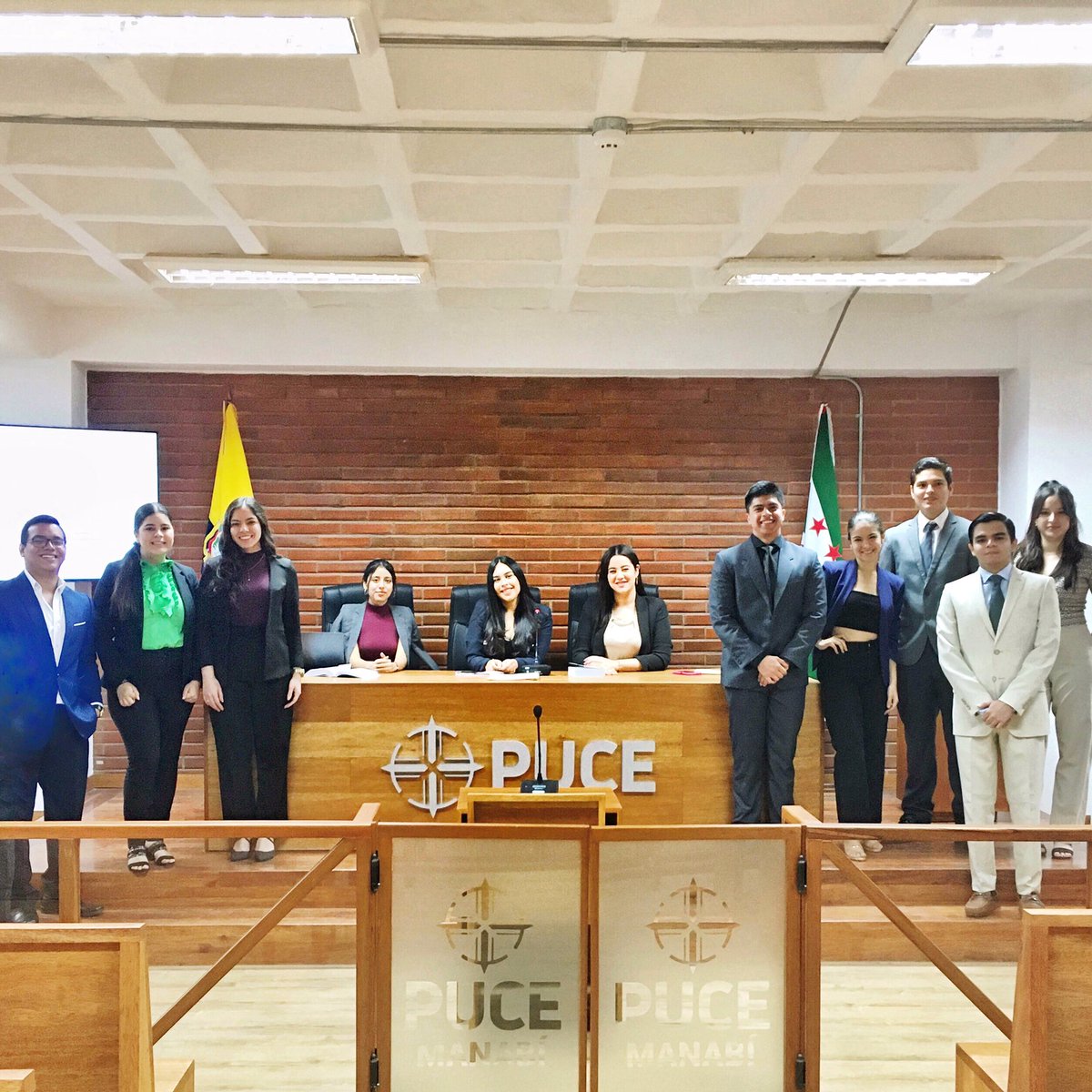 DerechoPucem's tweet photo. La nueva generación de abogados y abogadas en la simulación de un caso civil en el Open House de PUCE Manabí.
#PUCEM #Derecho #Manabí https://t.co/DFc3bllTK4