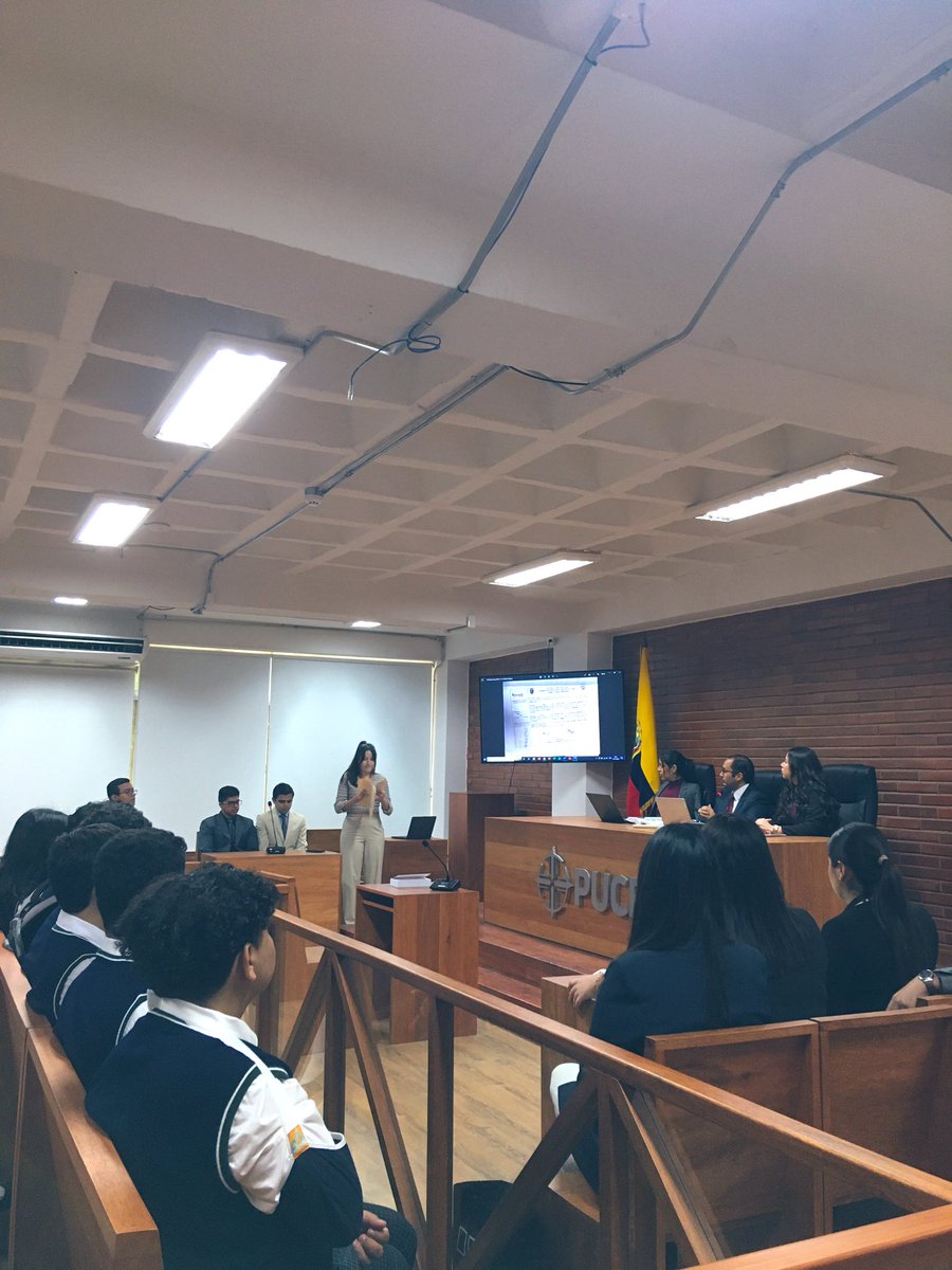 DerechoPucem's tweet photo. La nueva generación de abogados y abogadas en la simulación de un caso civil en el Open House de PUCE Manabí.
#PUCEM #Derecho #Manabí https://t.co/DFc3bllTK4