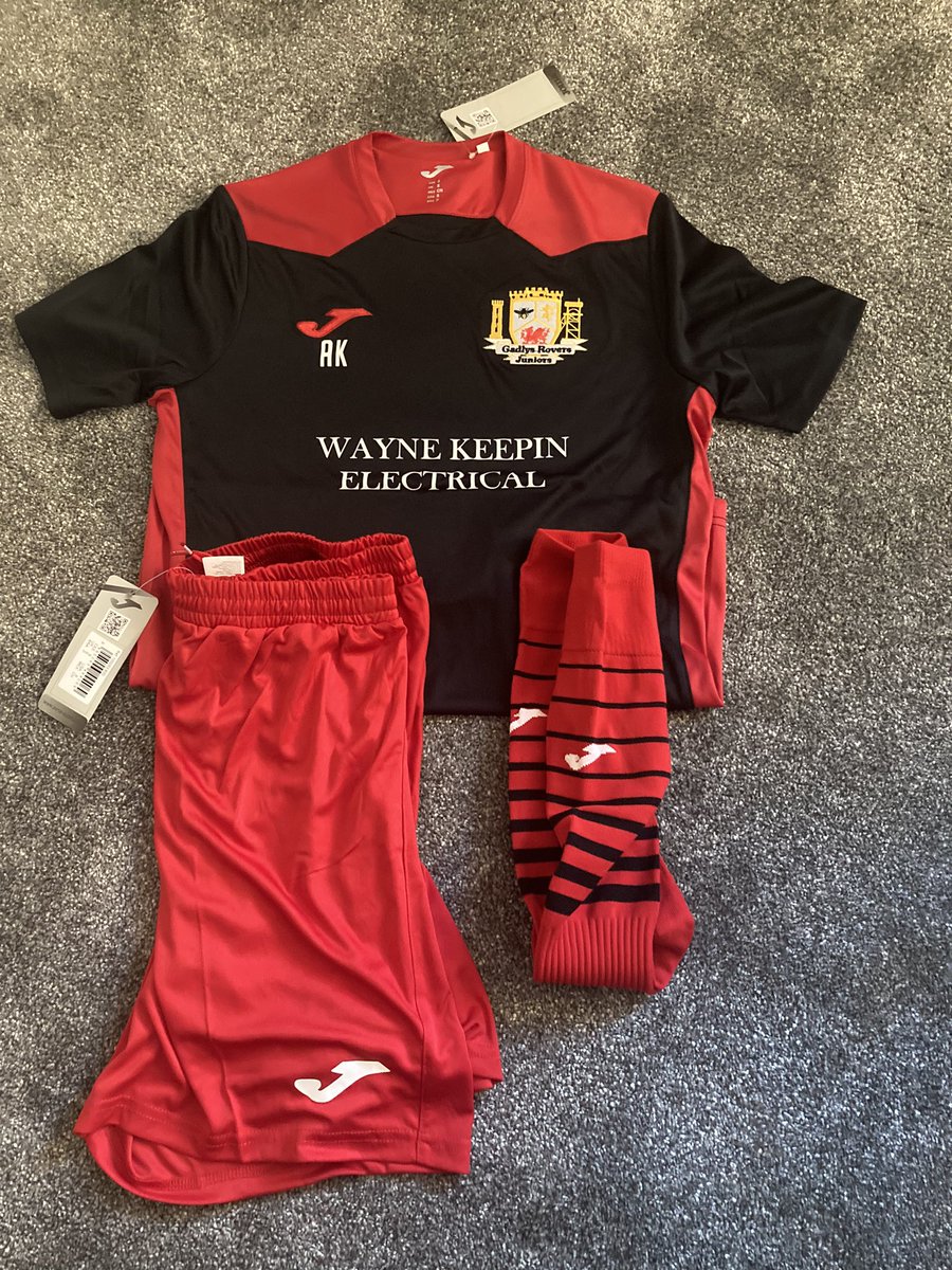 Proud to show off our new training kit for <a href="/Gadlysroversjfc/">Gadlys Rovers Juniors</a> U14’s courtesy of Wayne Keepin Electrical #sponsorship #grassroots