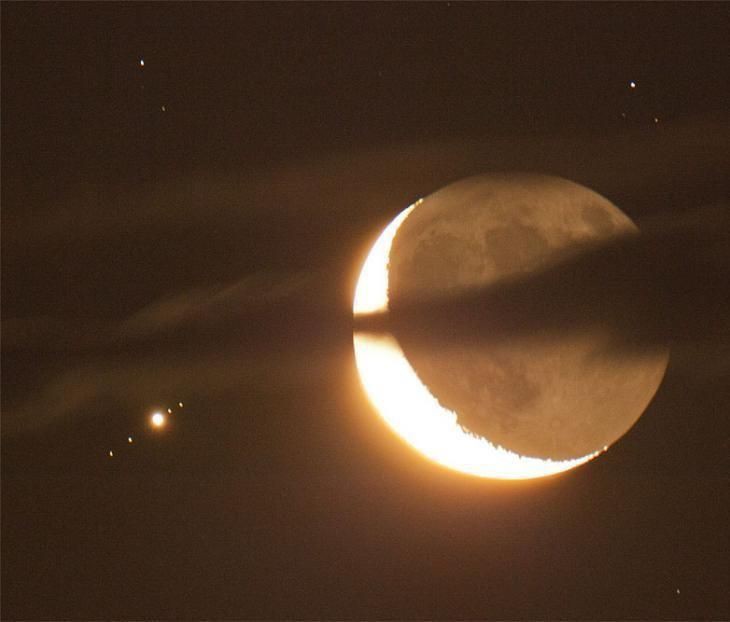 Сегодня холодно, тебе так не кажется? Колкий мороз рыхлых песков напоминает о скором наступлении сумеречной тьмы. Ты беспокоен. Не стоит врать, глупая затея. Составишь ли ты мне компанию в этом ночном путешествии? Быть может, оно поможет твоему затуманенному разуму отвлечься