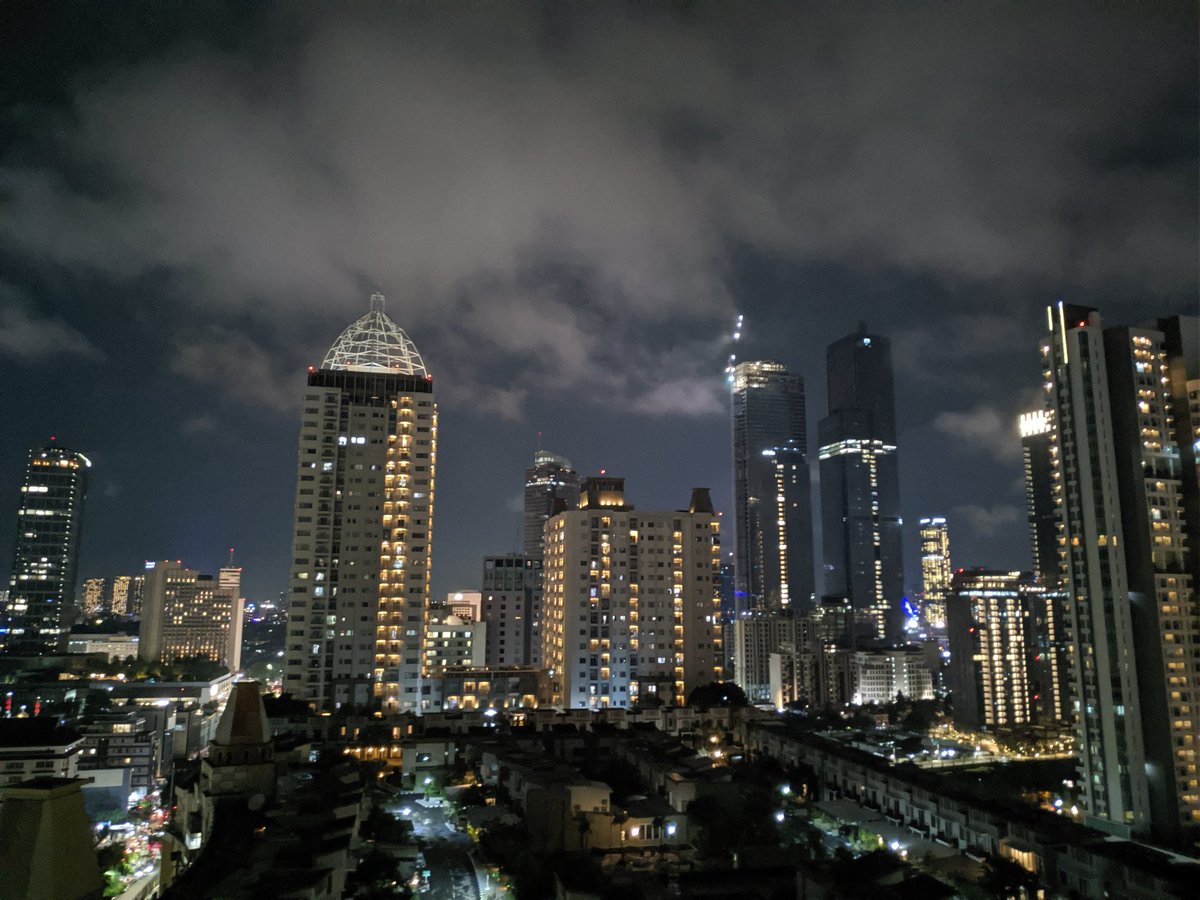 philry4n's tweet photo. The clouds seems very low tonight in Jakarta. Or is it smoke? https://t.co/kWJvQAu74i