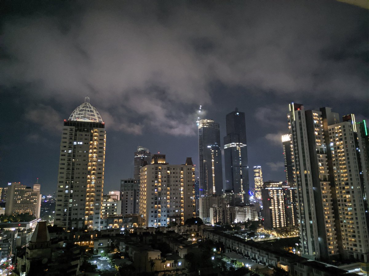 philry4n's tweet photo. The clouds seems very low tonight in Jakarta. Or is it smoke? https://t.co/kWJvQAu74i