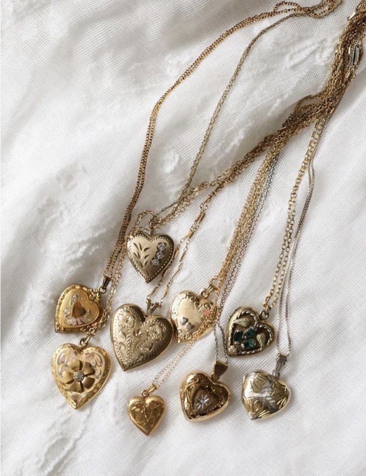__nessita's tweet photo. una chica solo quiere una cosa: un collarcito vintage en forma de corazón que se abra para meter una fotito de la persona a la que ama https://t.co/MkAVQhMUZj