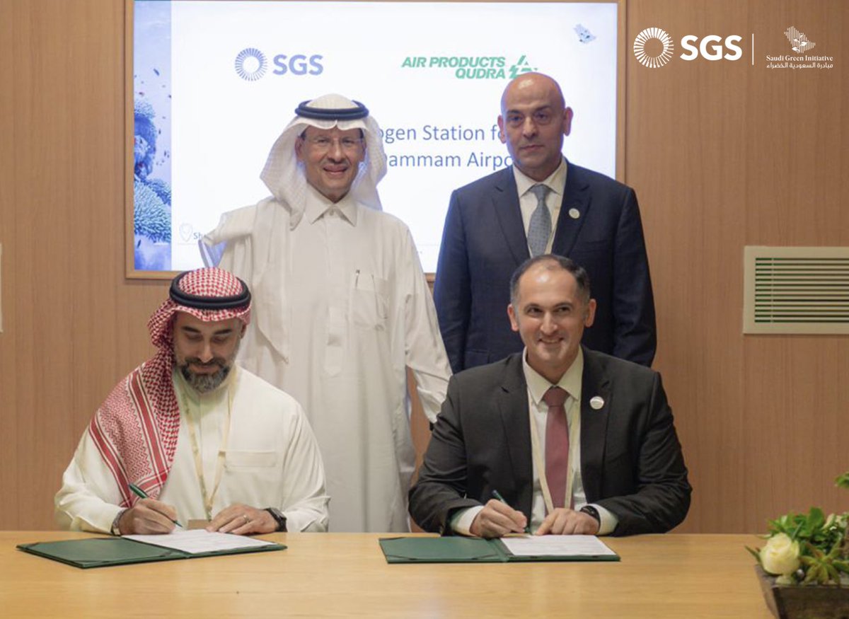 Saudi_GS's tweet photo. من #الطموح_إلى_العمل، وتحقيقًا لـ#مبادرة_السعودية_الخضراء، وبرعاية كريمة من سمو وزير الطاقة، وقعت #الشركة_السعودية_للخدمات_الأرضية مذكرة تفاهم مع @airproducts لتشغيل معدات الخدمات الأرضية الهيدروجينية بمطار الملك فهد الدولي لدفع حركة الهيدروجين في المملكة.🇸🇦

#واجهة_وطن https://t.co/ktLOiwleVc