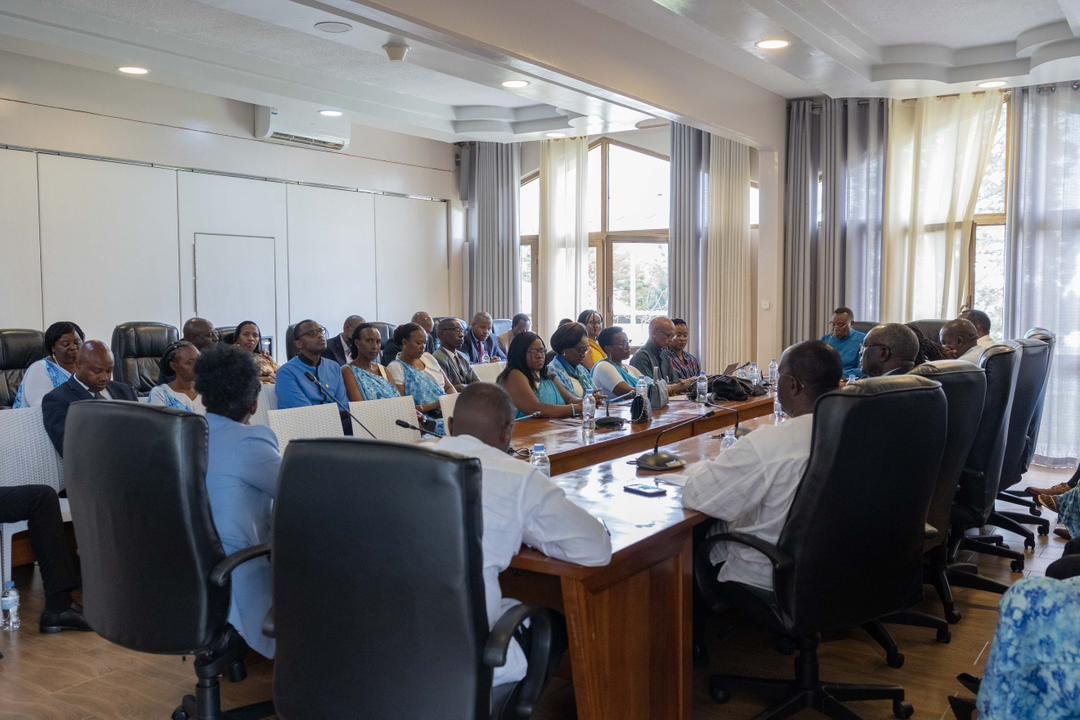 UnityClubRw's tweet photo. Ibiganiro mu matsinda biri kugaruka ku ndangagaciro z’umuco nyarwanda, uruhare rw’uburere mu muryango no mu mashuri mu gukumira ingeso mbi n’imico y’inzaduka; hamwe n’indangagaciro zikwiye kuranga umuyobozi uri mu nshingano n’utakizirimo.
#UnityClub2022 https://t.co/3Vf95Ts4mB