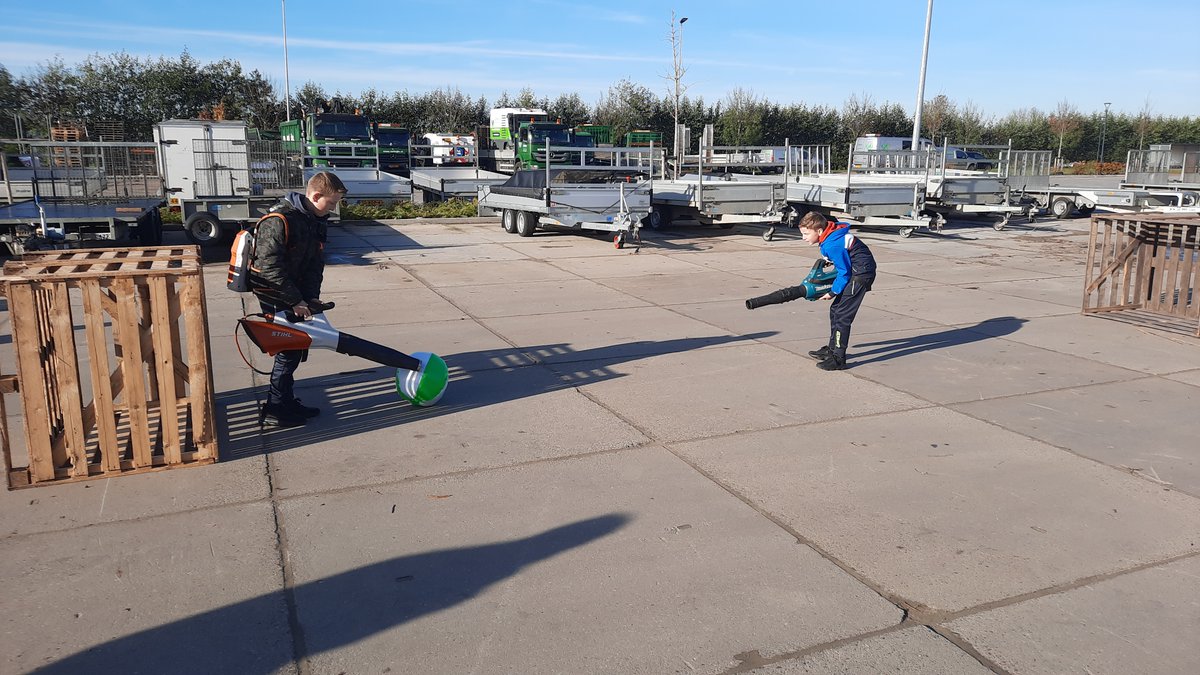 Sliedrecht24's tweet photo. Het ‘Open Huis voor groene talenten’. Vier uur lang stond zaterdag de poort open om binnen te stappen. Er werd veel over het bedrijf verteld, bezoekers werden rondgeleid en buiten konden nieuweling zelfs al even op een machine klimmen. (Foto's Peter Donk / Sliedrecht24) https://t.co/aKik1P6zNx