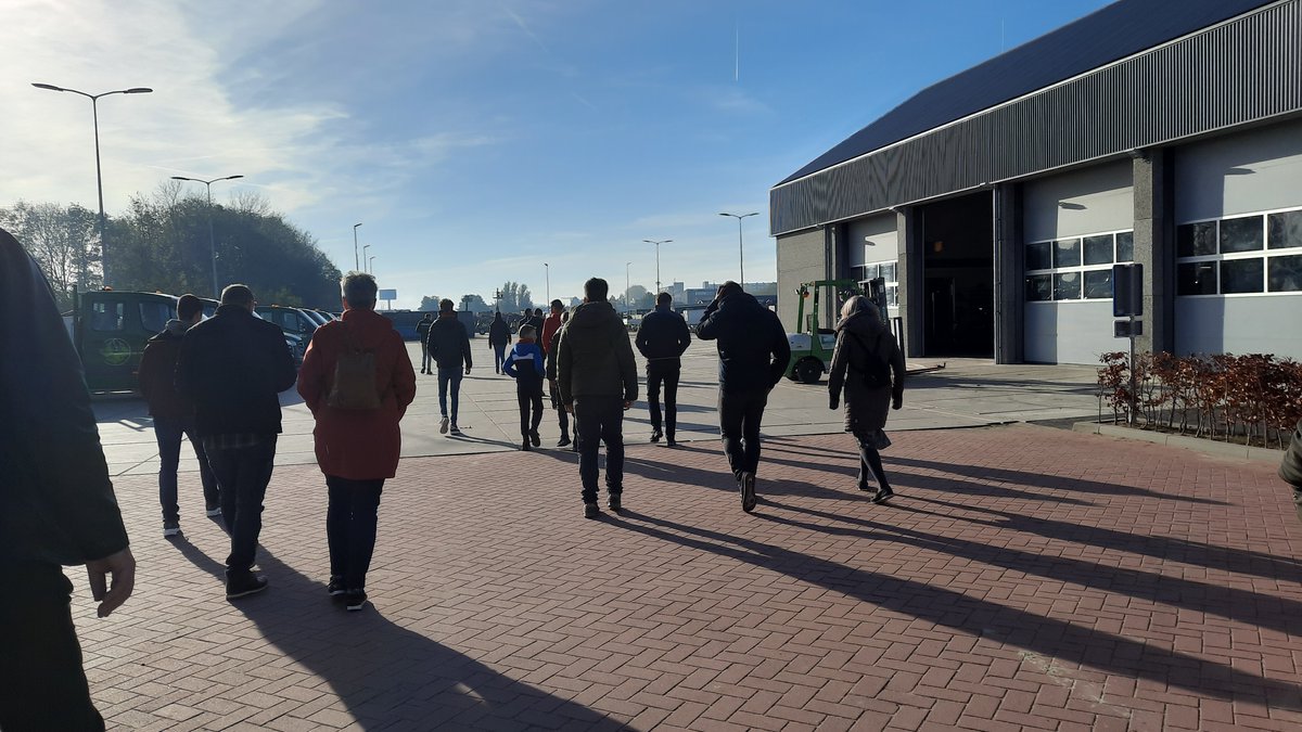 Sliedrecht24's tweet photo. Het ‘Open Huis voor groene talenten’. Vier uur lang stond zaterdag de poort open om binnen te stappen. Er werd veel over het bedrijf verteld, bezoekers werden rondgeleid en buiten konden nieuweling zelfs al even op een machine klimmen. (Foto's Peter Donk / Sliedrecht24) https://t.co/aKik1P6zNx