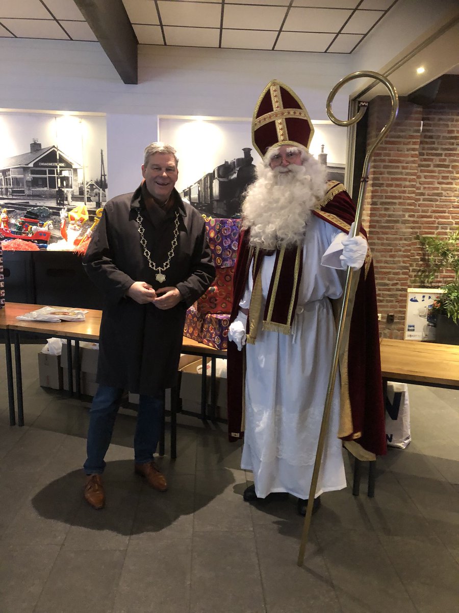 klaasagricola's tweet photo. Vanmiddag Sinterklaas mogen begroeten in De Westereen. Wat was die man blij om weer in De Westereen te zijn. Hij genoot zichtbaar van alle kinderen, ouders en groot ouders die hem massaal  toe zwaaiden . https://t.co/GxxKHWtex8