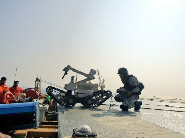 Aditya_G_Social's tweet photo. Indian Navy EOD/BDS in action a robot. #SpecialForces look like MARCOS, or possibly even NSG

#ExPrasthan https://t.co/cXJWFotc0u