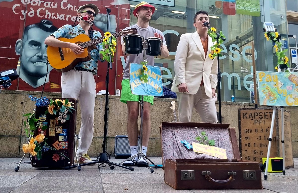 On the Hayes, enjoying a joyful five minutes listening to the @thesaintmelonians - nice one boys (from the blue jacket man). Lol. #CityLifeCardiff