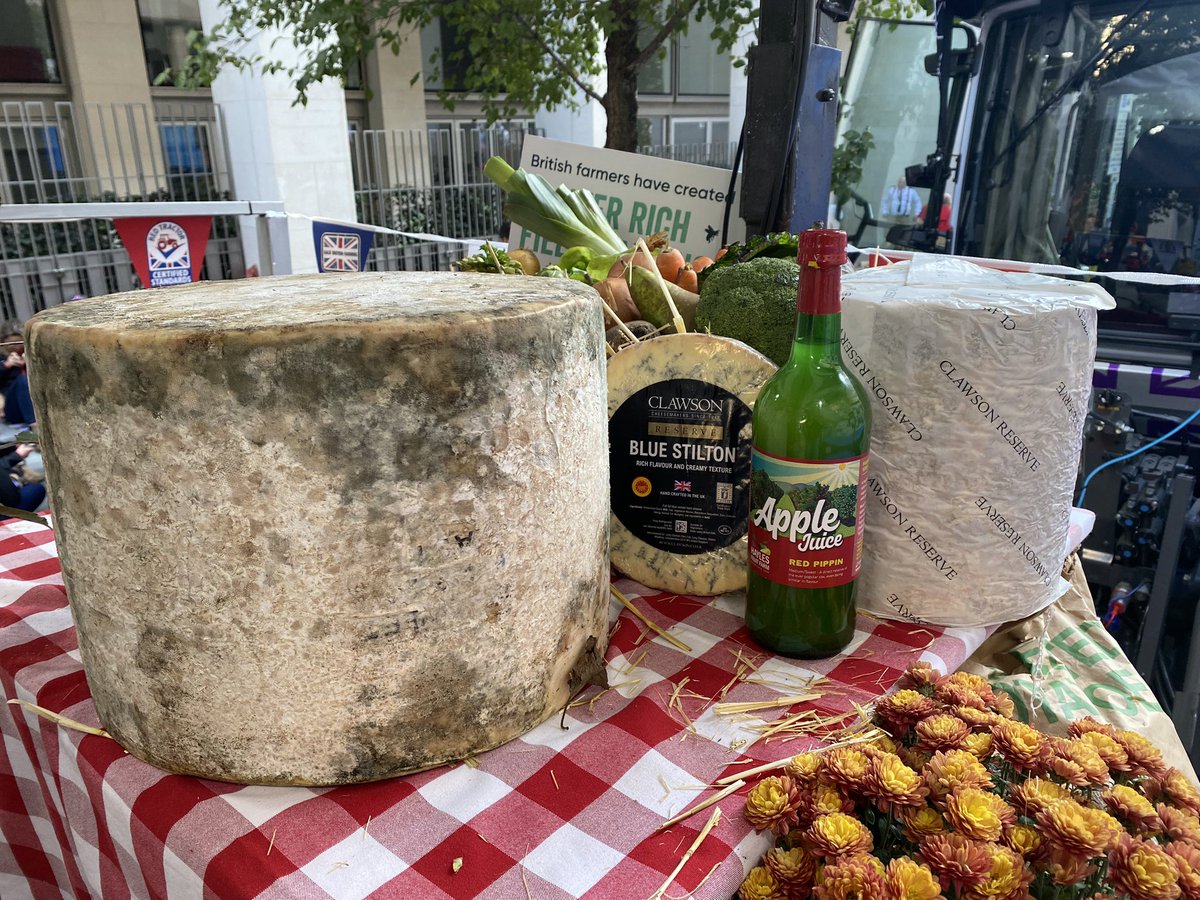 A huge thank you to Long Clawson @ClawsonDairyltd, Barbers <a href="/barberscheese/">Barber's Cheesemakers</a> and Hayles Fruit Farm <a href="/HaylesFruitFarm/">Hayles Fruit Farm</a> for providing some amazing British produce for our float #BackBritishFarming #LordMayorsShow