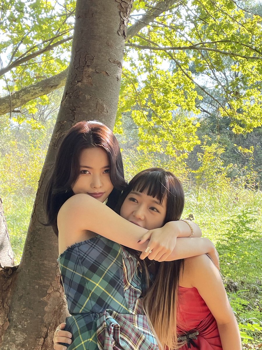 언니랑 찍은 사진은 전부 이래..
(그래서 좋다구요 ♡ ) 🤭ㅎㅎㅎ
사랑하는 유정언니 생일 축하해요 💓
행복한 하루 보냈길 바래요!!
#🌻 #🦄