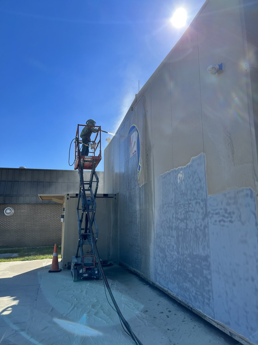 hrdustlessblast's tweet photo. Working at Eglin Air Force Base completing this building to remove old paint for new primer and painting. #dustlessblasting #hrdustlessblast #sandblastingfl #paintremoval https://t.co/ULLD85R6UO