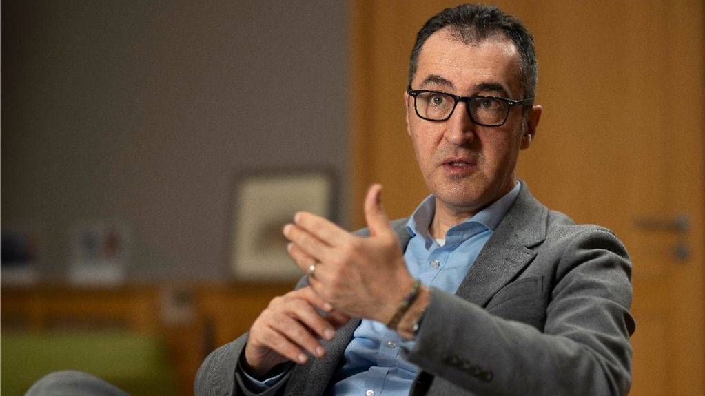 julianmieth's tweet photo. Ob #Klimakrise und #Landwirtschaft, eine bessere #Tierhaltung, gesunde #Wälder oder #Moorschutz – die Liste der Themen ist lang.

Im #InterviewDerWoche des @DLF spricht BM @cem_oezdemir über Herausforderungen &amp; aktuelle @bmel-Vorhaben. 

Zum Nachhören🎙️➡️ https://t.co/I2SkWPMxGt https://t.co/ymHzzu1npm