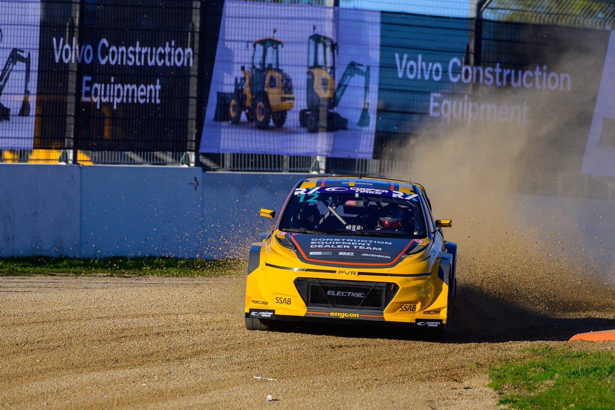 Pārsteidzoši notikumi risinās #NurburgringRX trešās kvalifikācijas otrajā braucienā - sezonas debitante <a href="/klara_rx/">Klara Andersson</a> pārspēj visus konkurentus pirmajā līkumā, līderpozīciju nosargājot līdz pat brauciena finišam 😳🤩
📸 <a href="/cedealerteam/">CE Dealer Team</a>