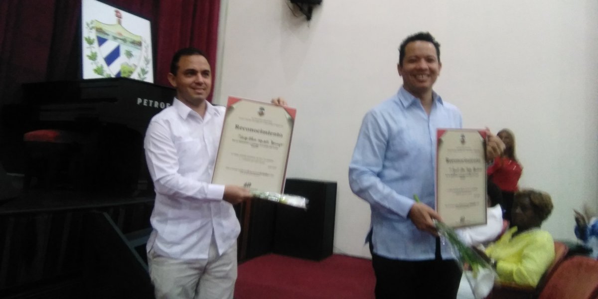 Se realiza en #SantiagodeCuba la XXX Sesión Ordinaria de la Asamblea Municipal del Poder Popular e inicia con el reconocimiento a juristas que se destacaron en los procesos desarrollados en la sociedad. #SiempreSantiago