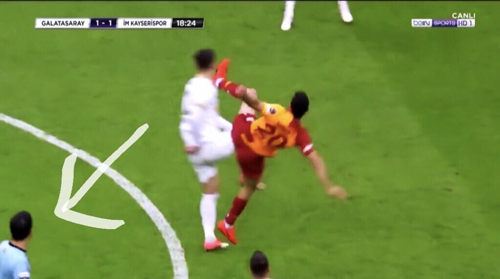 Bu pozisyonda Galatasaraylı oyuncuya kırmızı gösteremeyen Arda Kardeşler röveşataya kalkan Pedro’ya tereddütsüz kart verdi maç başında..