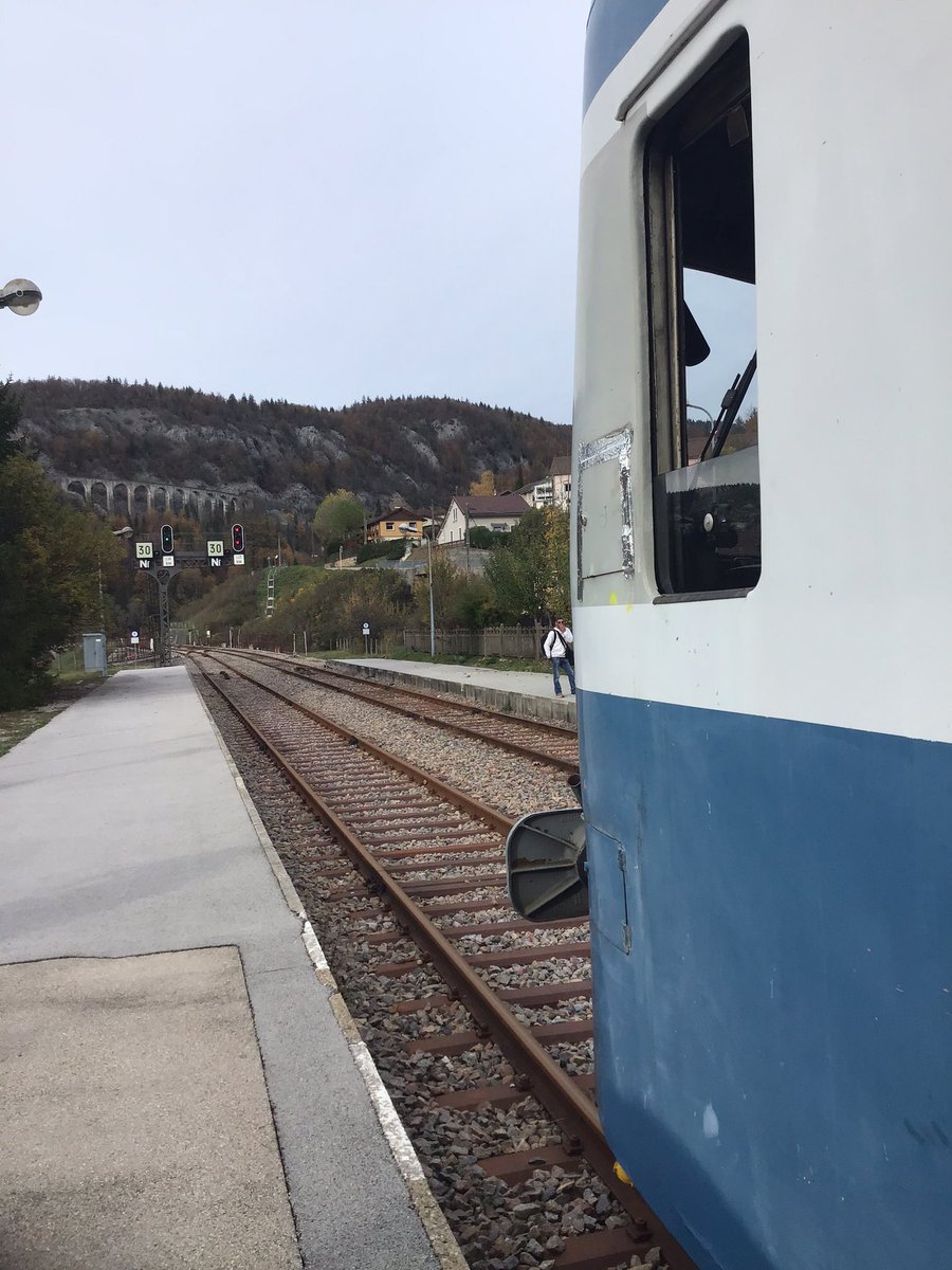 GUILLONAlexis3's tweet photo. Cette semaine changement d ambiance. 

Du tapis rouge du VSOE à la blouse et aux odeurs d’huile.

C’est très différent mais très sympa.

Pilotage du x2800 de l’association x2800 du haut Doubs entre l’Hopital du Gros bois et Morez.

Entre ligne des Horlogers et des Hirondelles https://t.co/ozHXahXJKy