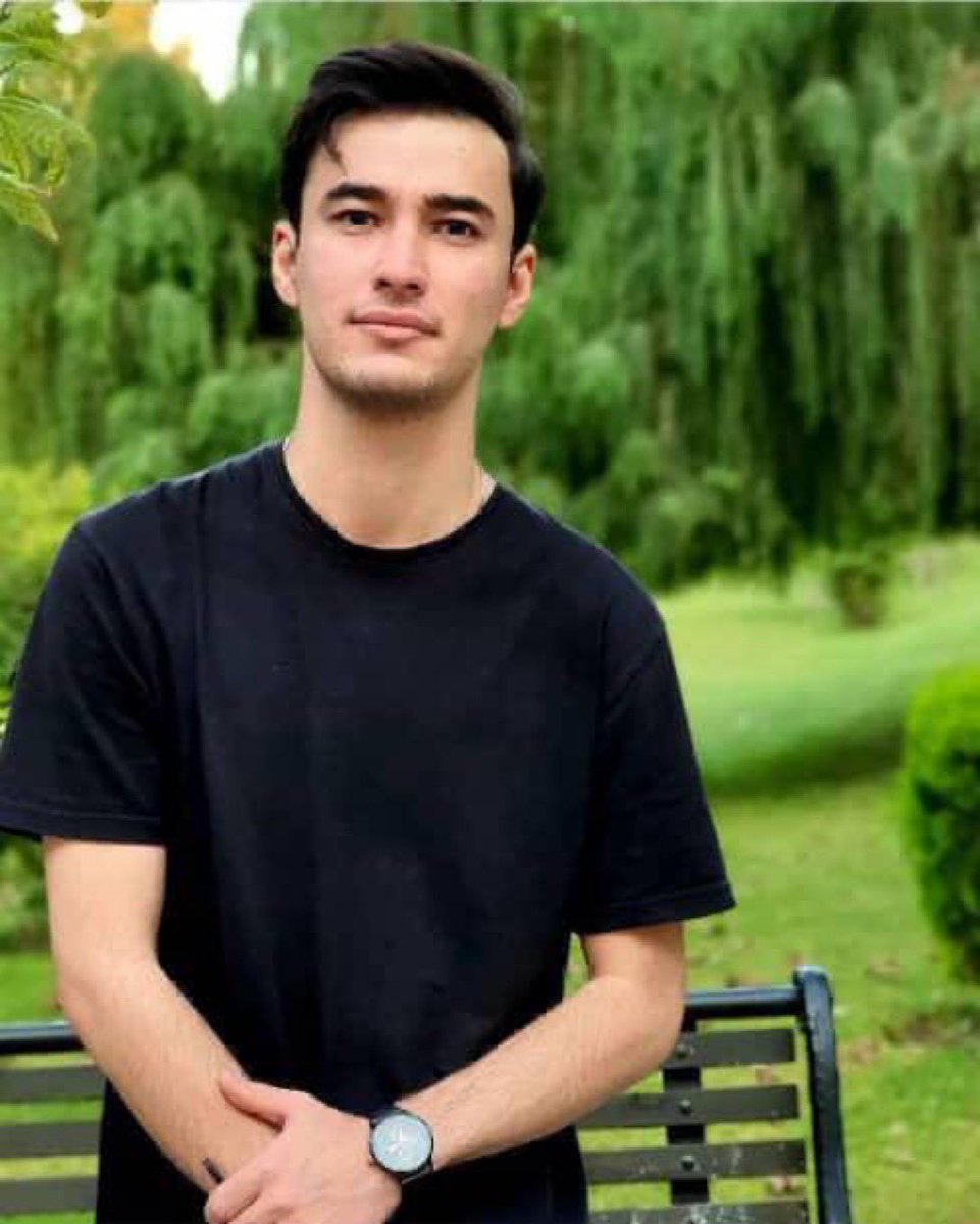 Dit is #Navid_Badpa (27), student anesthesiologie aan de Varamin universiteit in #Iran.
Hij nam deel aan #IranProtests op 2 november jl.
Hij werd gedood door de repressietroepen van het Iraanse regime door een harde klap op zijn hoofd.
Rust zacht Navid 🕯💔🖤