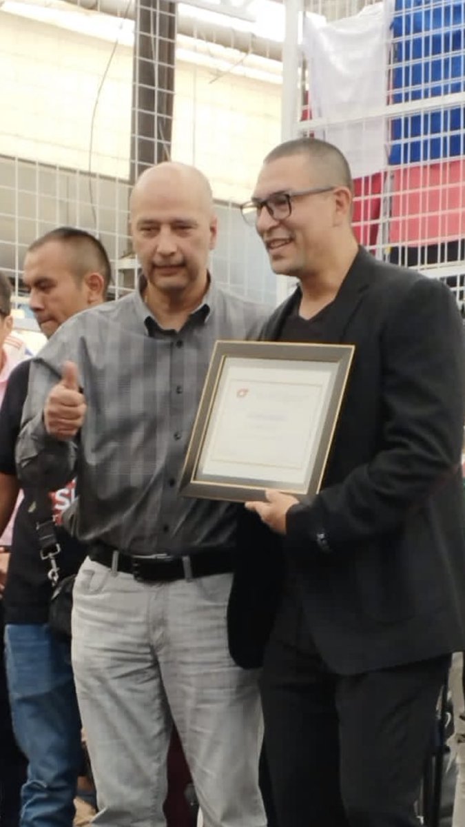 amrzuarth's tweet photo. EL DÍA DE AYER ENTREGANDO EL RECONOCIMIENTO A @amadolavoz EN EL BARRIO DE TEPITO EN LA REINAUGURACIÓN DEL CORREDOR DE LA CALLE DE AZTECAS. 

📻CONTINUAMOS EN VIVO CON #SalsayAlgomas POR @lamejoroficial 🔥🔥🎤🎶🎧
.
.
.
#SalsayAlgomas232 #Tepito #SalsaParaTodos #AquiNomas https://t.co/Ao6VCrY2zA