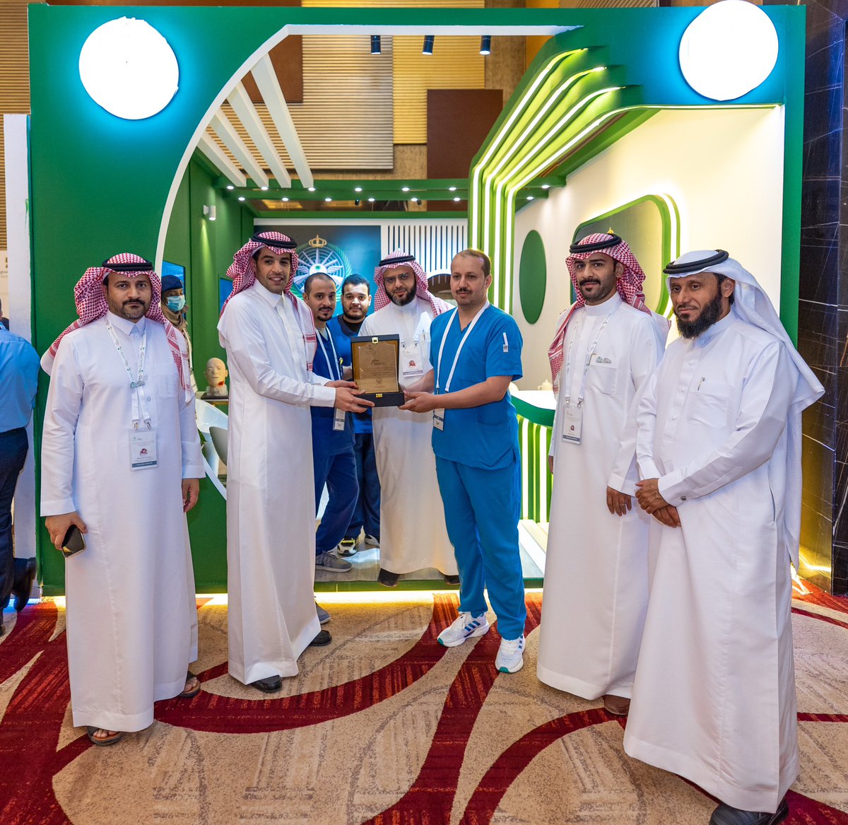 مدير عام الشؤون الاكاديمية والتدريب بوزارة الصحة رئيس اللجنة المنظمة للمؤتمر السعودي الخامس للمحاكاة الصحية
الاستاذ / أحمد بن حمد الفهيد 
خلال تكريمه الادارة العامة للخدمات الطبية العسكرية لمشاركتهم كشركاء نجاح في المعرض المصاحب للمؤتمر #موتمر_المحاكاه_٢٠٢٢