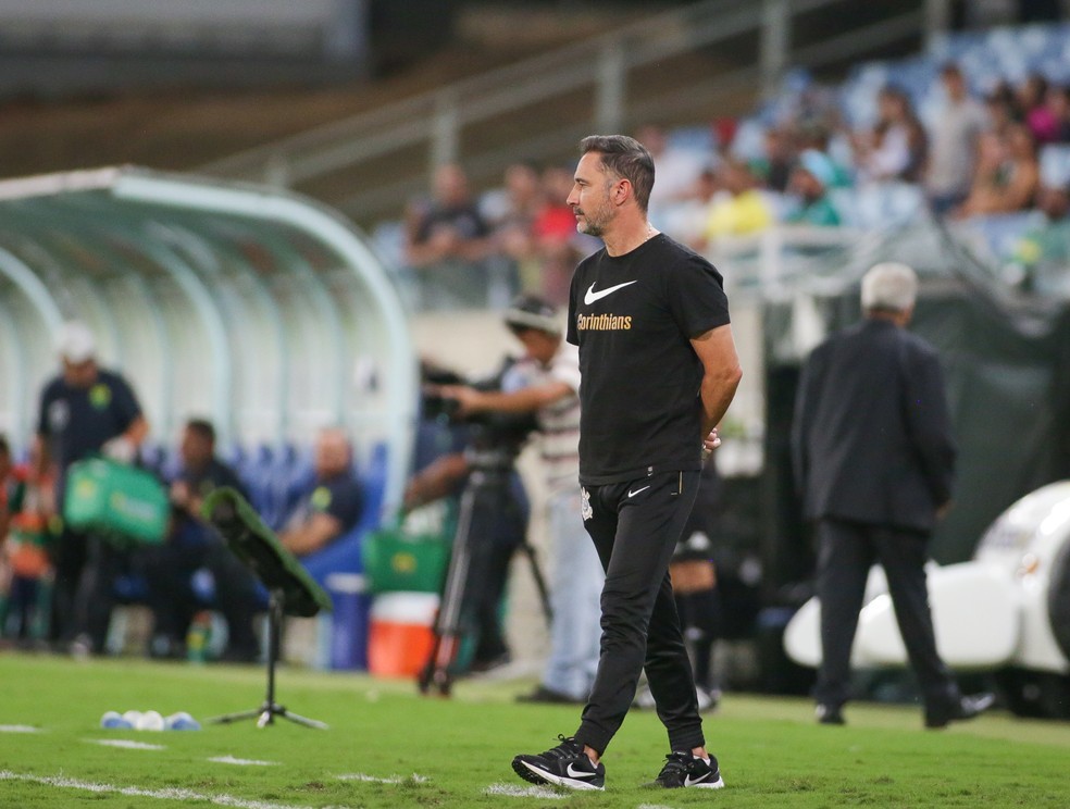 povotime1910's tweet photo. 🚨 | Vítor Pereira comunicou os atletas sobre o seu futuro.

A tendência é de que o português não permaneça no Corinthians em 2023, algo que os jogadores já possuem conhecimento.

🗞 [@gazetaesportiva] https://t.co/Gj7sAvW3Df