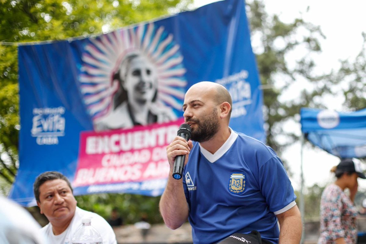 EvitaCABA's tweet photo. ENCUENTRO DE REFERENTXS DE LA CIUDAD DE BUENOS AIRES ✌🏽

Referentxs del Movimiento Evita CABA nos juntamos en @SacachispasOK para debatir la coyuntura nacional y de nuestra Ciudad. https://t.co/CwzTZwBY1Y