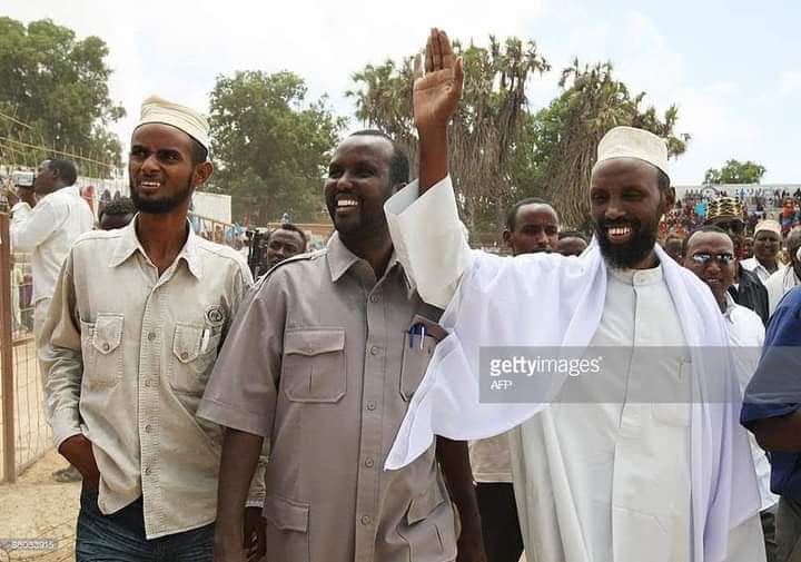 shafici_Gul's tweet photo. #Roobow iyo @Amohamednur raggan goorma ayay shabaab ka baxeen meel ay kaga baxeena majirtaa ay ku cadeeyeen raali galina ku bixiyeen dhibaatadii ay u gaysteen umadda Soomaaliyeed maanta waa wasiiro shalayna shabaab ayay ku jireen aawey dawladnimada aan doonayno. https://t.co/9W2UsFBEko