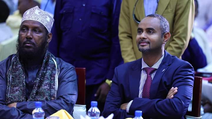 shafici_Gul's tweet photo. #Roobow iyo @Amohamednur raggan goorma ayay shabaab ka baxeen meel ay kaga baxeena majirtaa ay ku cadeeyeen raali galina ku bixiyeen dhibaatadii ay u gaysteen umadda Soomaaliyeed maanta waa wasiiro shalayna shabaab ayay ku jireen aawey dawladnimada aan doonayno. https://t.co/9W2UsFBEko