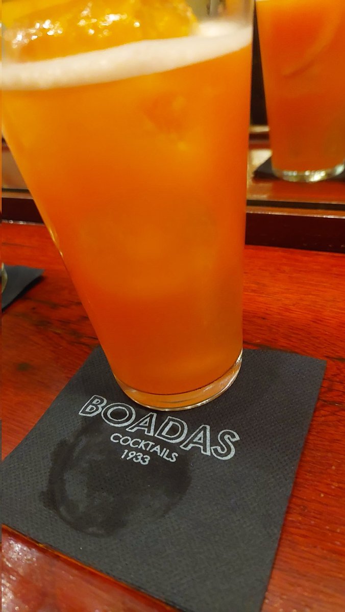 EsterMatali's tweet photo. Amb tota la seguretat d'una boomer, entro al #Boadas i demano un Sofia Loren.
-"Mire, le explico, ya no tenemos más la carta antigua".
I he optat per un Sex on the beach per ofegar la pena.
Han venut la cocteleria. https://t.co/CnF3F4vJb3