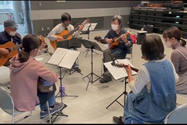MandolinPoco's tweet photo. 練習のラストに。
一定のコード進行に合わせて自由に音を乗せていきました。主旋律っぽいことを誰がやってて誰に移っていってるのか探り探りで楽しかったです。
今日生まれた曲は『きさいやの風』と命名されました😆

#マンドリン　#ギター https://t.co/xnlsJiUiO0