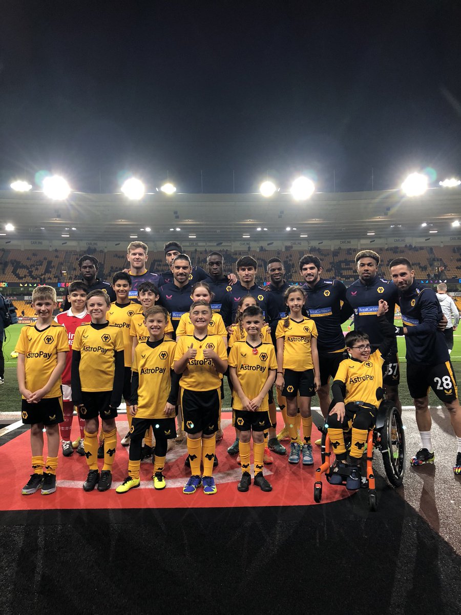 Young_Wolves's tweet image. We will remember them 🌹 

#WOLARS #Remembrance