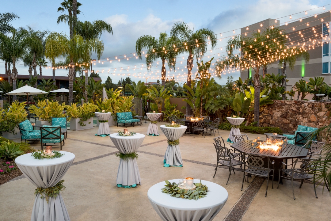 doubletreesdbay's tweet image. Looking for the perfect venue for a last-minute holiday party? 🎁 We've got you covered. Our property includes a combination of indoor and outdoor space for events of all sizes. Visit our website at the link below to learn more! 

#HolidayInnBayside holinnbayside.com/gatherings/hol…