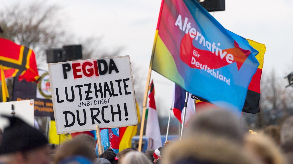 451_Grad_F's tweet photo. @FlugschuleE #ETVC.de berichtet von Außerirrdischen Aktivitäten von Irren Iwans in deutschen Städten, die sich mit teutschen patridiotischen Religionskriegern verbündet haben.
Ein einmaliges, für die Nachwelt zu dokumentierendes Ereignis! https://t.co/HB9BO6X1PI