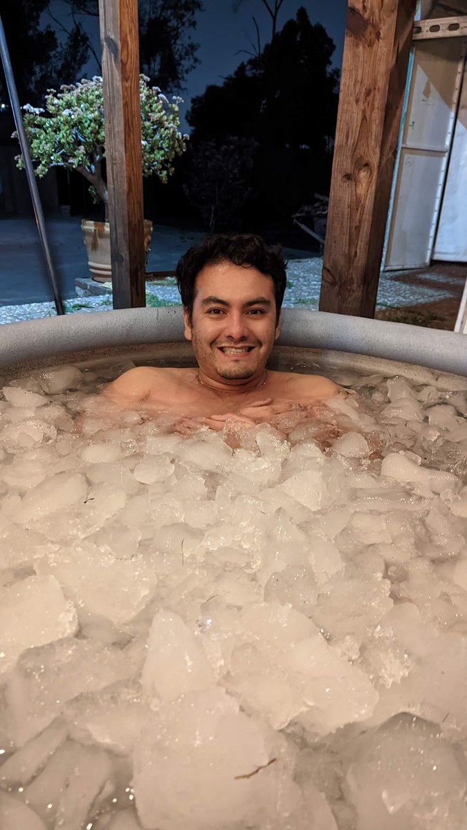 marioenrique's tweet photo. Ayer me metí en una tina con hielos, bajo el #WinHofMethod. Y más allá de la foto para el insta, estuve 6 horas aprendiendo del poder de la respiración, de las capacidades de nuestro cuerpo y lo importante de vivir en el aquí y ahora.
El frío es un maestro de vida ❄️. https://t.co/joEooMbzAt