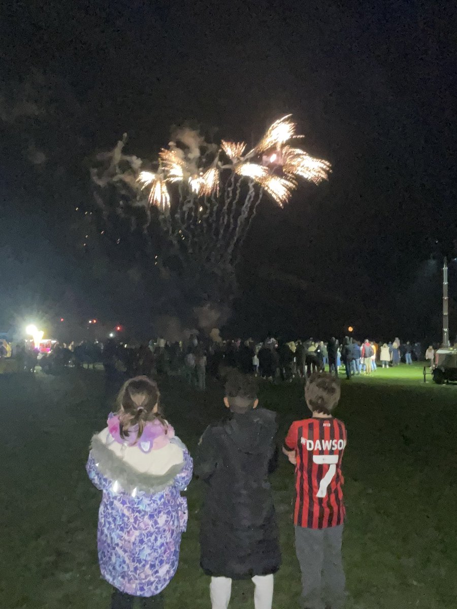 nonadawson12's tweet photo. Great night at the fireworks again this year cant wait for next year gest better every year @AvonwoodHead @AvonwoodPTA https://t.co/AQ3kEPJ0rZ