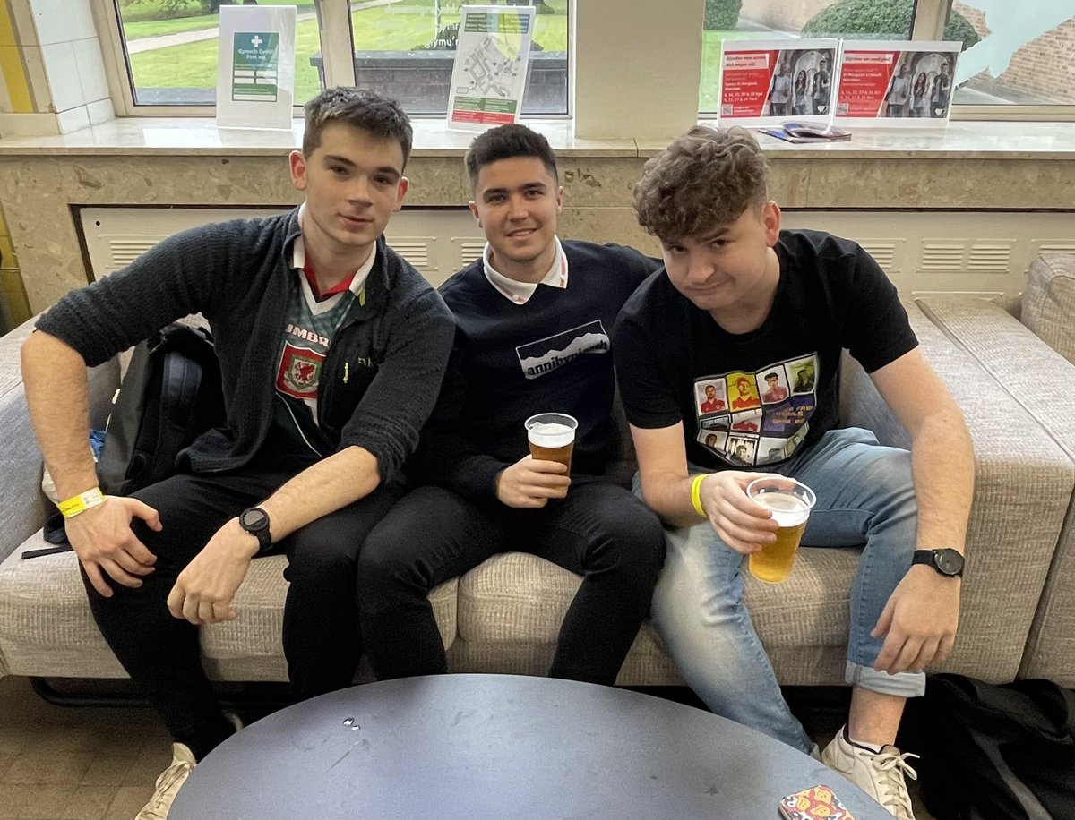 camsefyll's tweet photo. Diwrnod da hyd yn hyn yn y ‘Wal Goch Festival’ 🏴󠁧󠁢󠁷󠁬󠁳󠁿

Siawns i ddathlu hanes Pêl-Droed Cymru, a dishgwl mlân i’w ddyfodol hefyd 🤝

Diolch i’r lejands yn y @colegcymraeg am helpu ni i gyrraedd Wrexham heddi 🫡 https://t.co/Qwhxt5gEo1