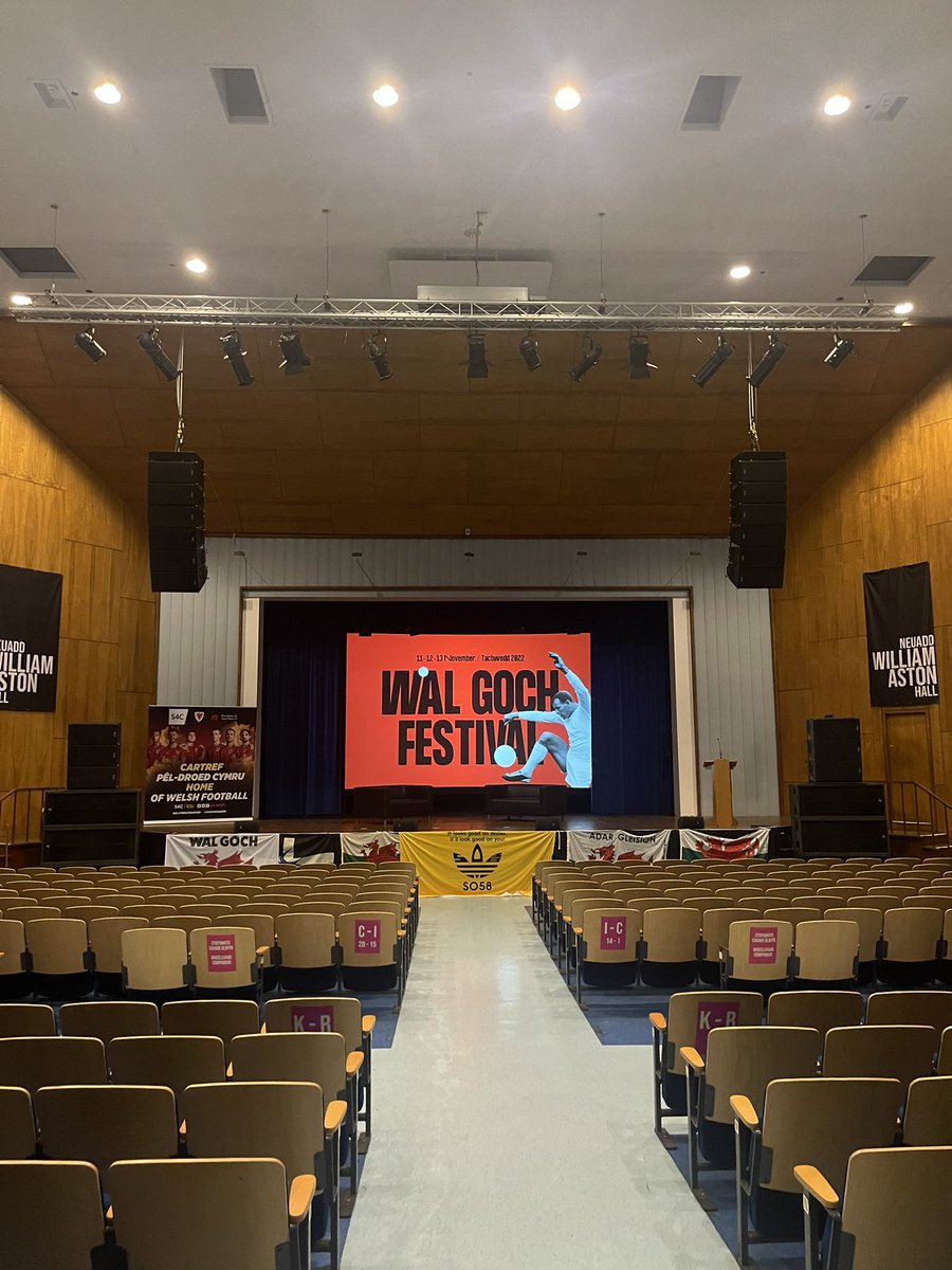 camsefyll's tweet photo. Diwrnod da hyd yn hyn yn y ‘Wal Goch Festival’ 🏴󠁧󠁢󠁷󠁬󠁳󠁿

Siawns i ddathlu hanes Pêl-Droed Cymru, a dishgwl mlân i’w ddyfodol hefyd 🤝

Diolch i’r lejands yn y @colegcymraeg am helpu ni i gyrraedd Wrexham heddi 🫡 https://t.co/Qwhxt5gEo1